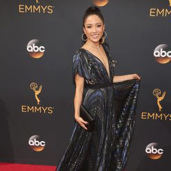 Constance Wu en la alfombra roja de los Premios Emmy 2016