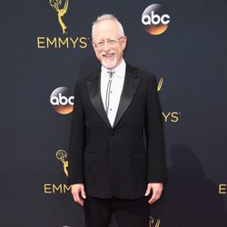 Robert Schenkkan en la alfombra roja de los Premios Emmy 2016