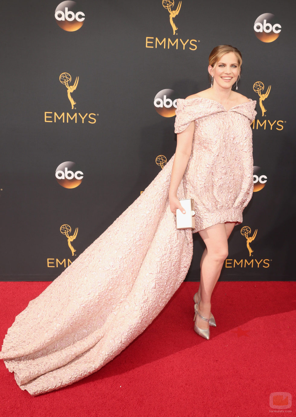 Anna Chlumsky en la alfombra roja de los Premios Emmy 2016