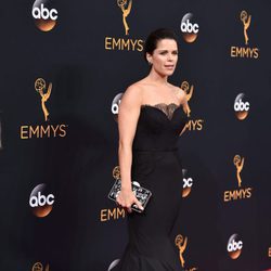 Neve Campbell en la alfombra roja de los Premios Emmy 2016