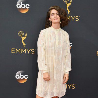 Gaby Hoffmann en la alfombra roja de los Premios Emmy 2016