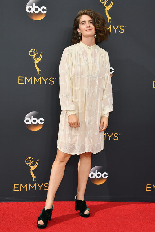 Gaby Hoffmann en la alfombra roja de los Premios Emmy 2016