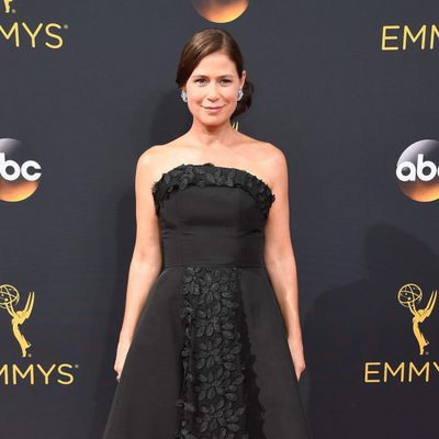 Maura Tierney en la alfombra roja de los Premios Emmy 2016