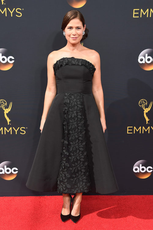 Maura Tierney en la alfombra roja de los Premios Emmy 2016