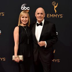 Jeffrey Tambor en la alfombra roja de los Premios Emmy 2016