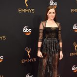Carly Chaikin en la alfombra roja de los Premios Emmy 2016