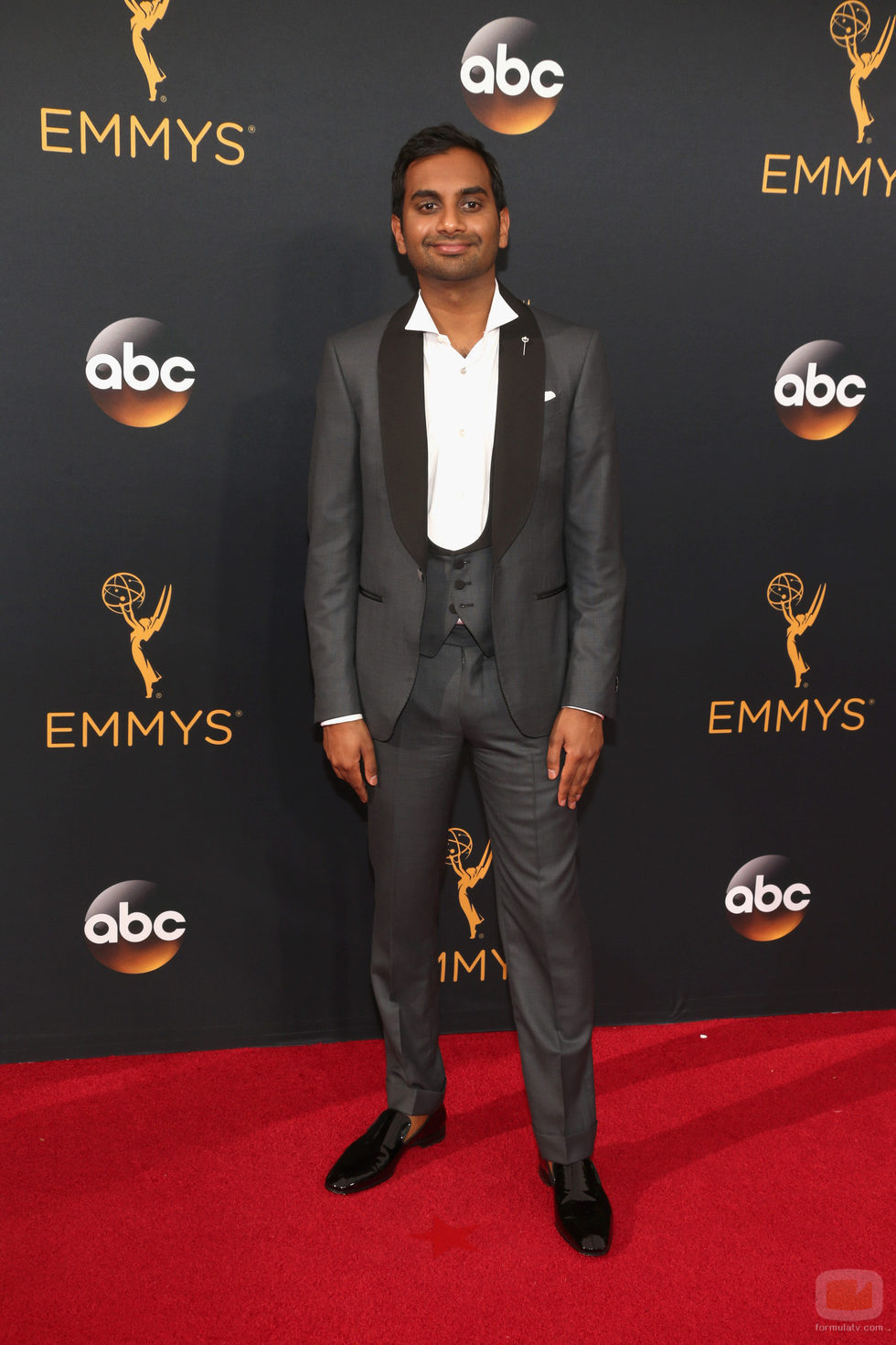 Aziz Ansari en la alfombra roja de los Premios Emmy 2016