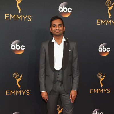 Aziz Ansari en la alfombra roja de los Premios Emmy 2016