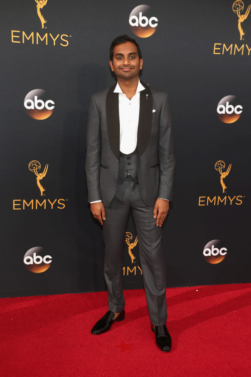Aziz Ansari en la alfombra roja de los Premios Emmy 2016