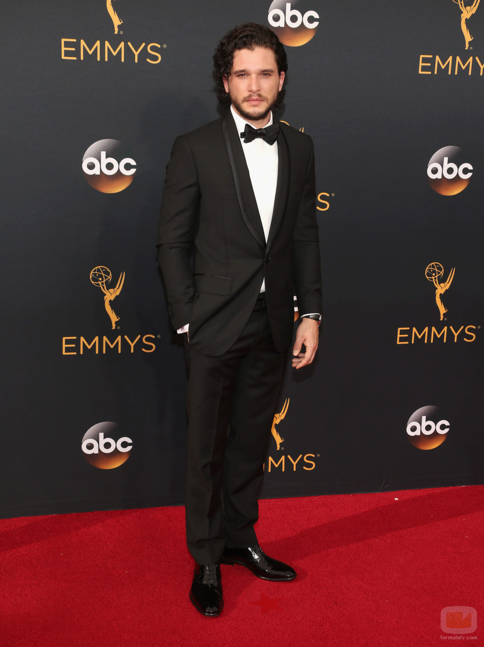 Kit Harington en la alfombra roja de los Premios Emmy 2016
