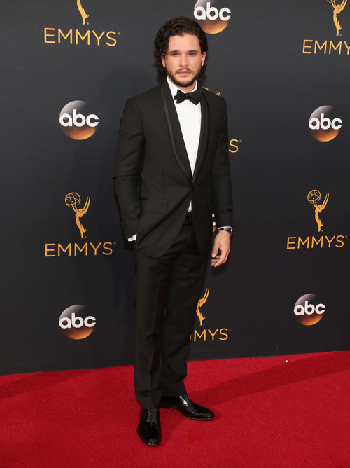 Kit Harington en la alfombra roja de los Premios Emmy 2016