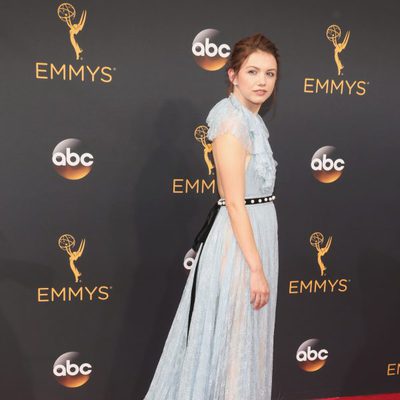 Hannah Murray en la alfombra roja de los Premios Emmy 2016