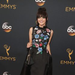 Maisie Williams en la alfombra roja de los Premios Emmy 2016