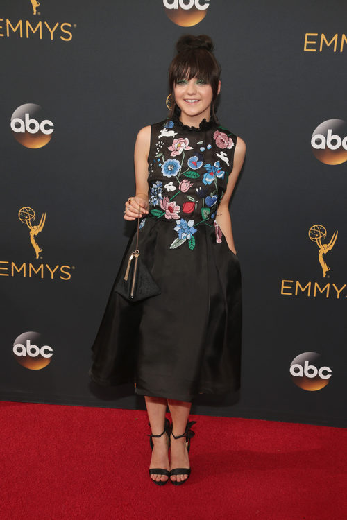 Maisie Williams en la alfombra roja de los Premios Emmy 2016