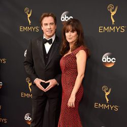 John Travolta en la alfombra roja de los Premios Emmy 2016
