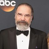 Mandy Patinkin en la alfombra roja de los Premios Emmy 2016