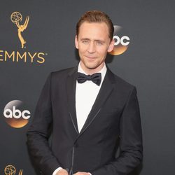 Tom Hiddleston en la alfombra roja de los Premios Emmy 2016