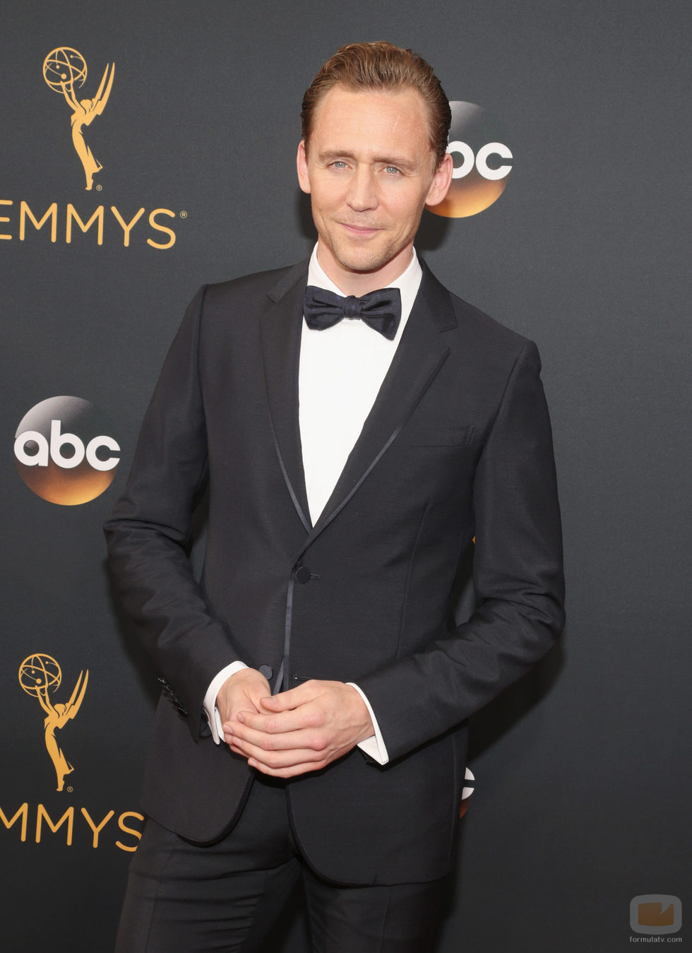 Tom Hiddleston en la alfombra roja de los Premios Emmy 2016