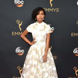 Yara Shahidi en la alfombra roja de los Premios Emmy 2016