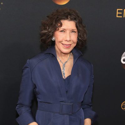 Lily Tomlin en la alfombra roja de los Premios Emmy 2016