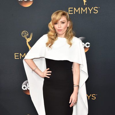 Natasha Lyonne en la alfombra de los Premios Emmy 2016