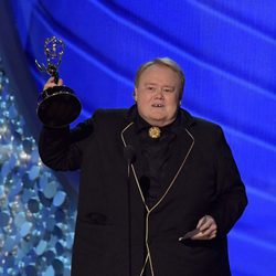 Louie Anderson recogiendo su Premio Emmy en 2016