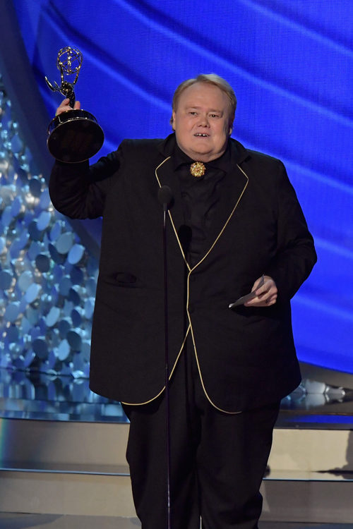 Louie Anderson recogiendo su Premio Emmy en 2016