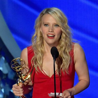Kate McKinnon recogiendo su Premio Emmy en 2016