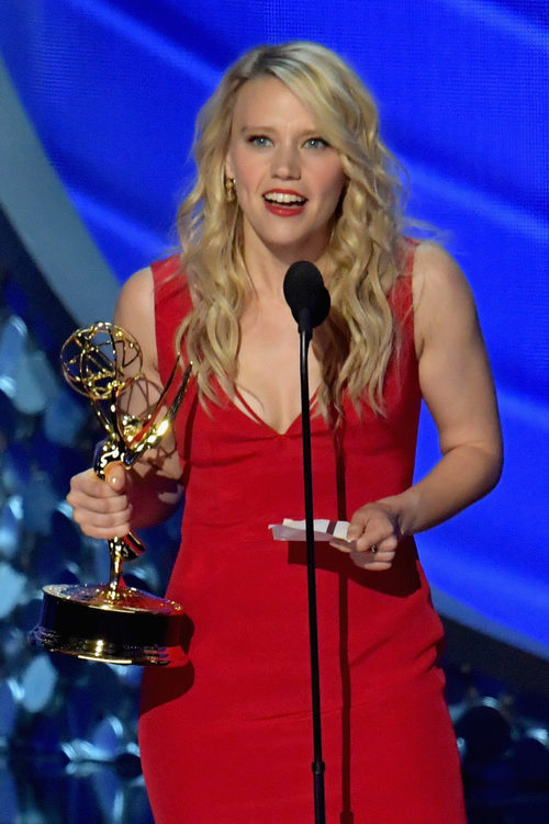 Kate McKinnon recogiendo su Premio Emmy en 2016