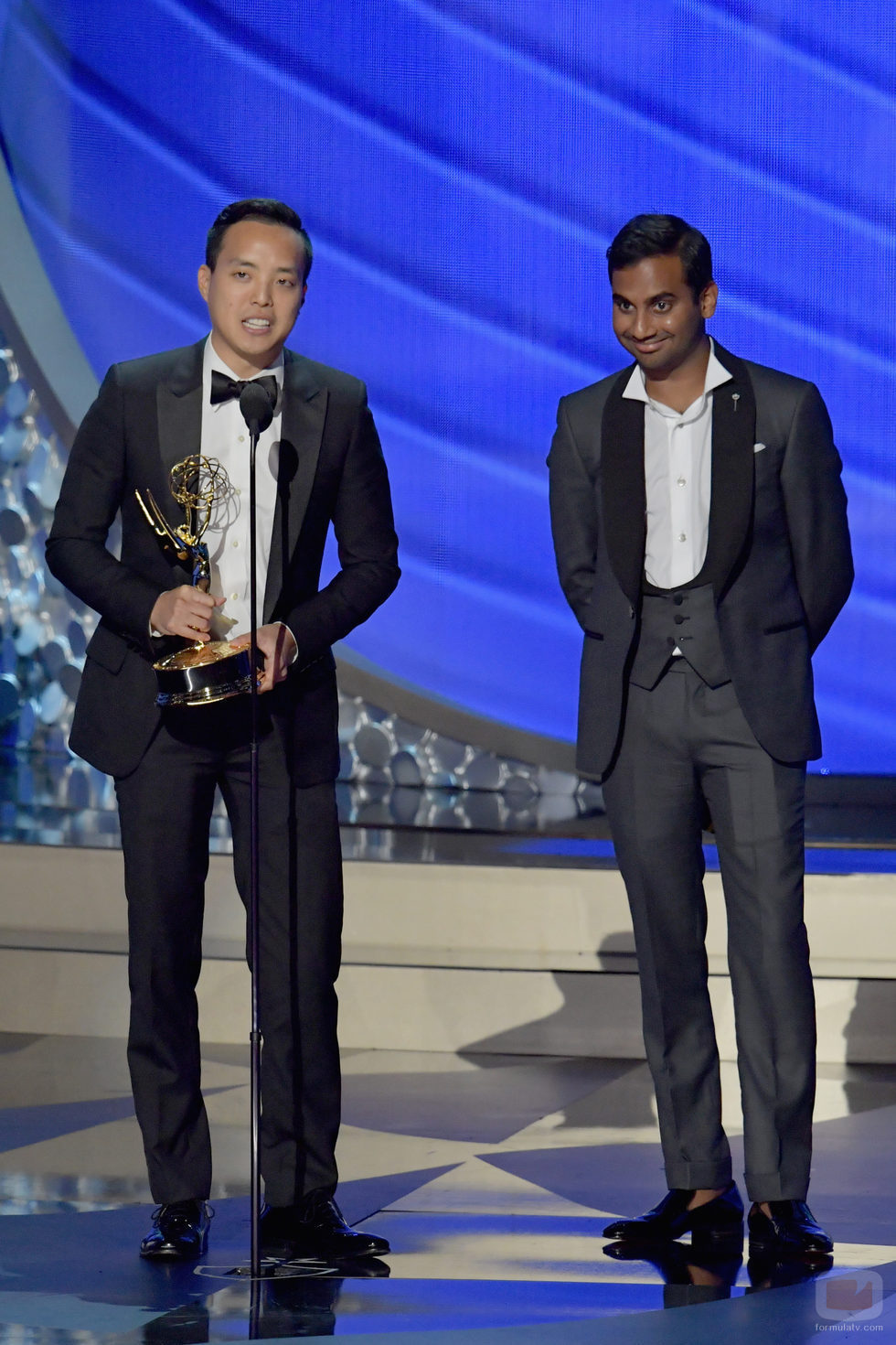 Aziz Ansari y Alan Yang recogiendo su Premio Emmy en 2016