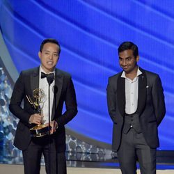 Aziz Ansari y Alan Yang recogiendo su Premio Emmy en 2016