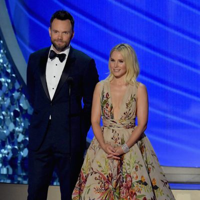 Joel McHale y Kristen Bell presentando en los Premios Emmy 2016