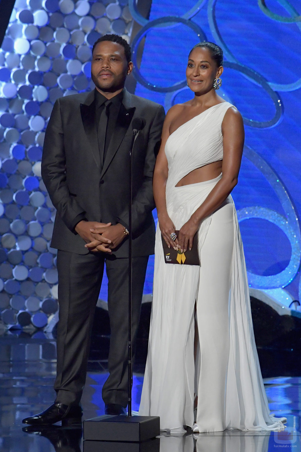 Anthony Anderson y Tracee Ellis Ross presentando en los Premios Emmy 2016