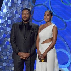 Anthony Anderson y Tracee Ellis Ross presentando en los Premios Emmy 2016