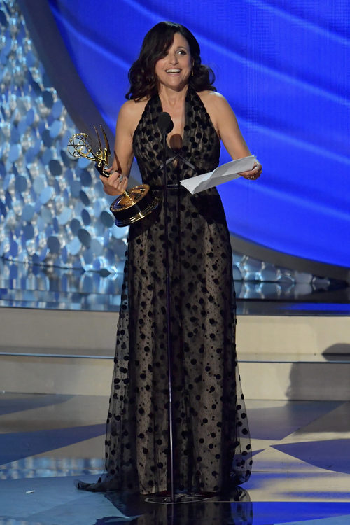 Julia Louis-Dreyfus recogiendo su Premio Emmy 2016