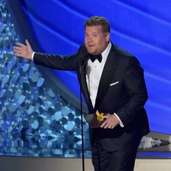 James Corden presentando en los Emmy 2016