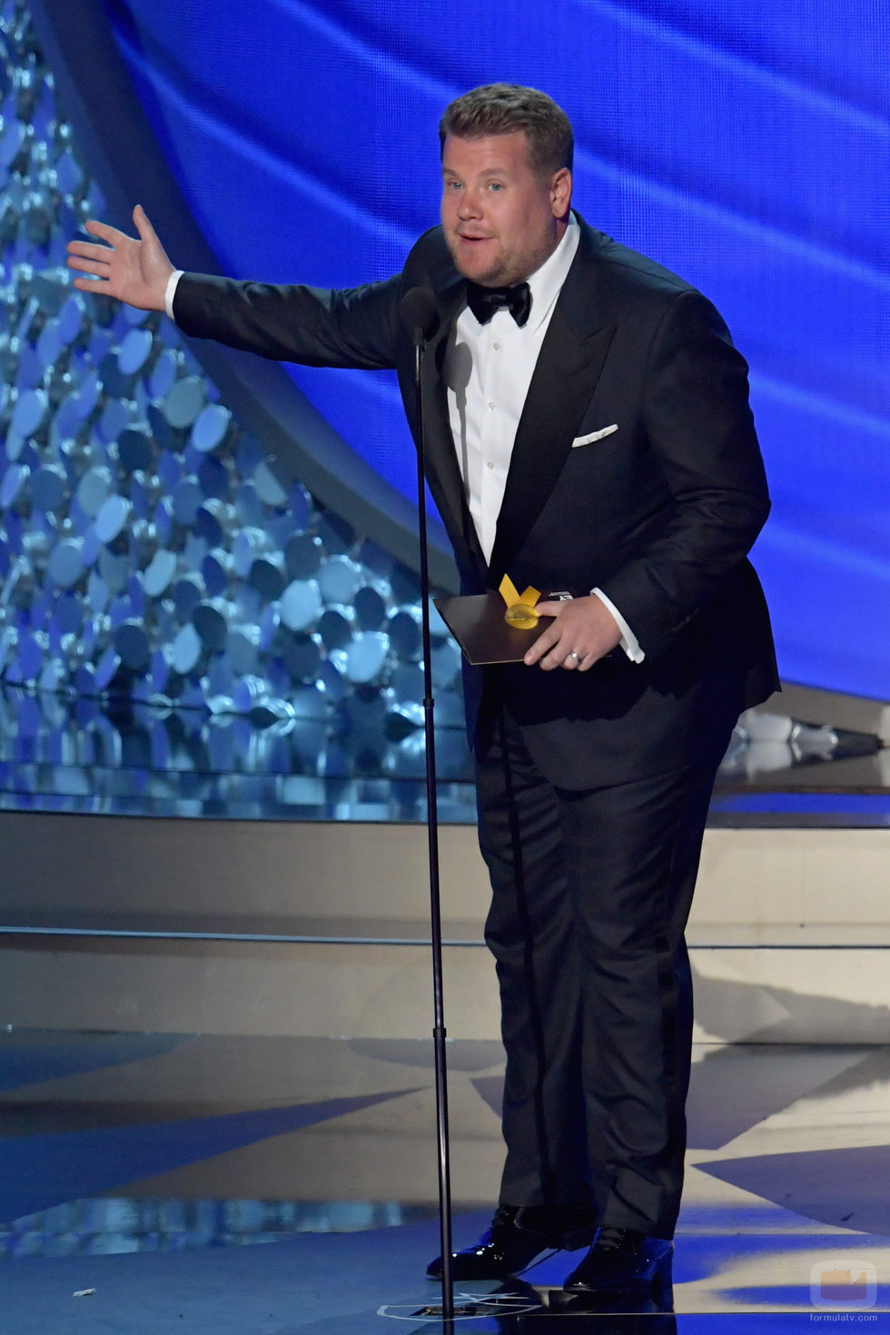 James Corden presentando en los Emmy 2016
