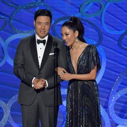 Randall Park y Constance Wu presentando en los Premios Emmy 2016