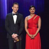 Priyanka Chopra y Tom Hiddleston presentan en los Premios Emmy 2016