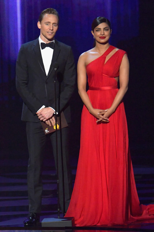 Priyanka Chopra y Tom Hiddleston presentan en los Premios Emmy 2016
