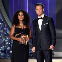 Kerry Washington y Tony Goldwyn presentan en los Premios Emmy 2016