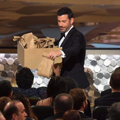 Jimmy Kimmell repartiendo sandwiches en los Premios Emmy 2016
