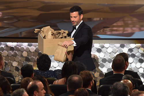 Jimmy Kimmell repartiendo sandwiches en los Premios Emmy 2016