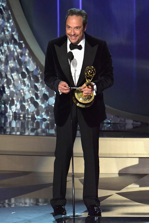 D.V. DeVincentis recogiendo su Premio Emmy 2016