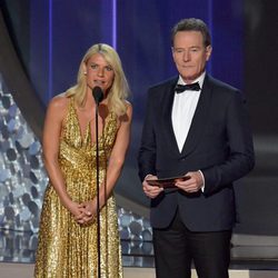 Claire Danes y Bryan Cranston presentan en los Premios Emmy 2016