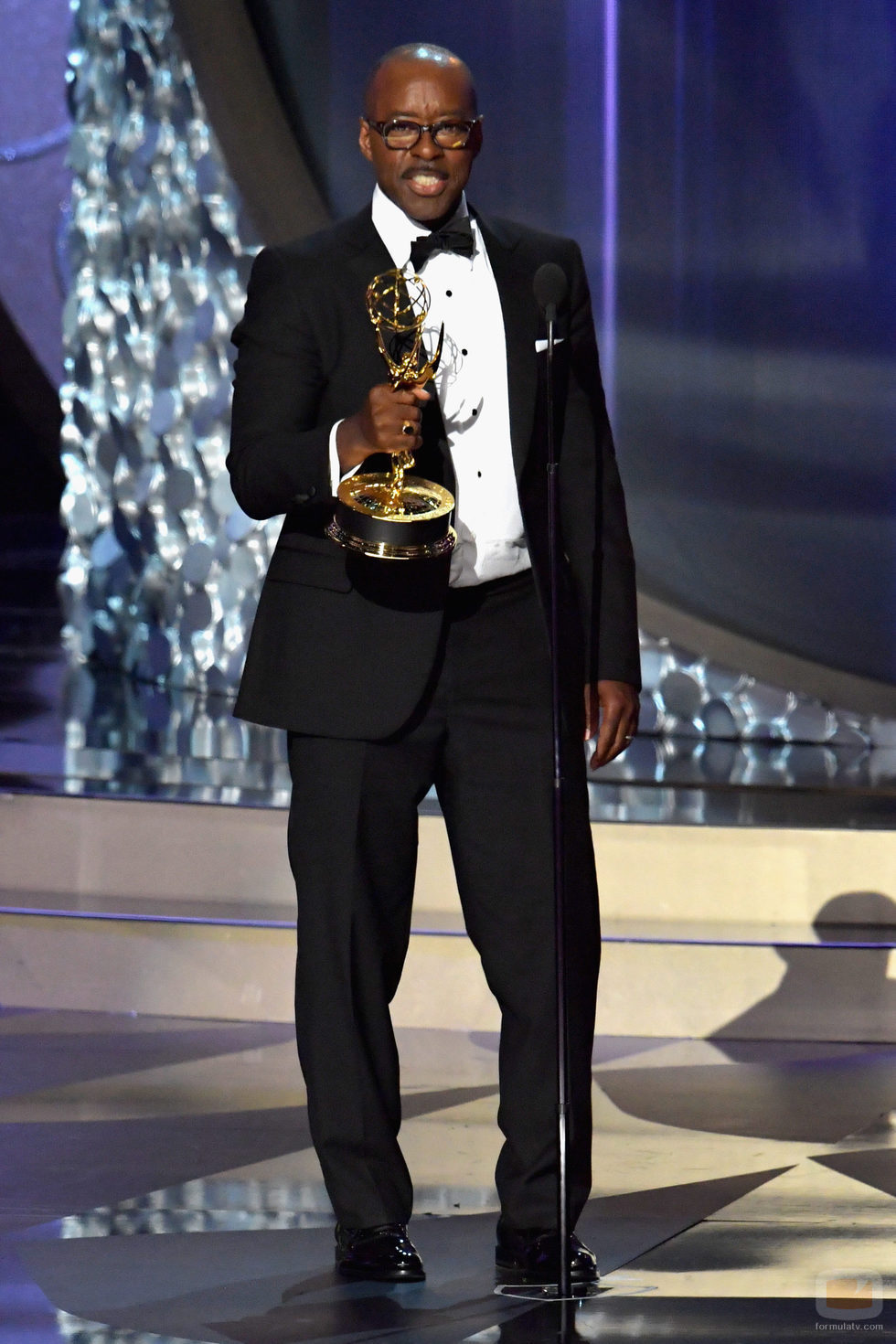 Courtney B. Vance recogiendo su Premio Emmy 2016