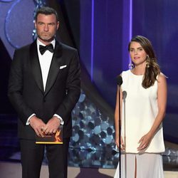 Keri Russell y Liev Schreiber presentando en los Premios Emmy 2016