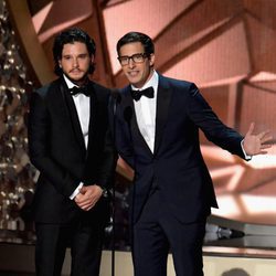Kit Harington y Andy Samberg presentando en los Premios Emmy 2016