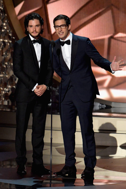 Kit Harington y Andy Samberg presentando en los Premios Emmy 2016