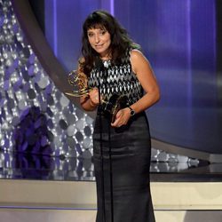 Susanne Bier recogiendo su Premio Emmy 2016